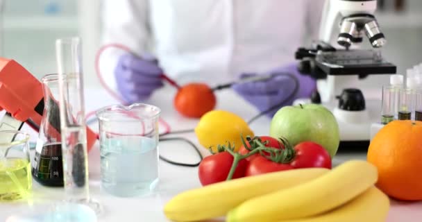 Científico Laboratorio Control Calidad Alimentos Prueba Verduras Frutas Investigador Que — Vídeos de Stock