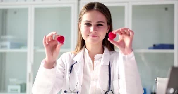 Bela Enfermeira Estudante Medicina Segurando Dois Corações Amor Pela Medicina — Vídeo de Stock