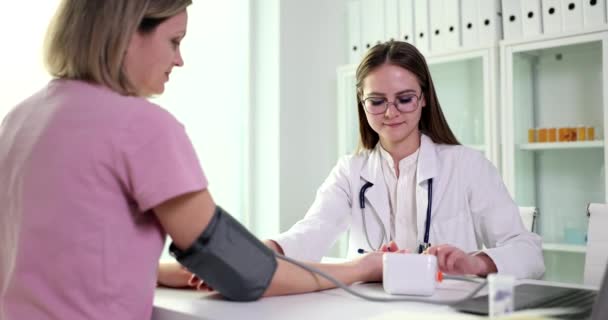 医生护士学生使用体能计检查病人在医疗诊所的血压 怀孕期间高血压的原因和症状 — 图库视频影像
