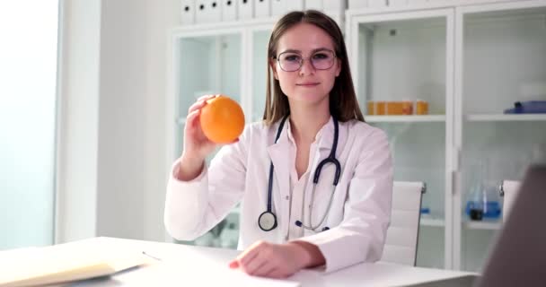 Lekarz Dietetyk Trzyma Pomarańczowy Rękach Pokazuje Kciuki Góry Gestem Zbliżenie — Wideo stockowe