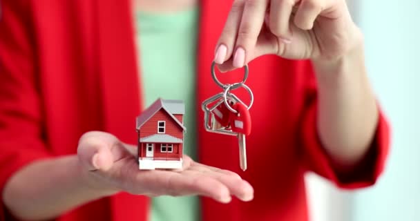 Schlüssel Und Hausmodell Den Händen Einer Managerin Immobilienkauf Und Verkauf — Stockvideo