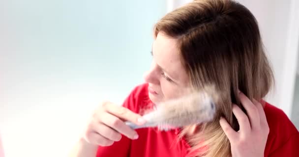 Femme Sous Choc Perte Cheveux Sur Peigne Gros Plan Symptômes — Video