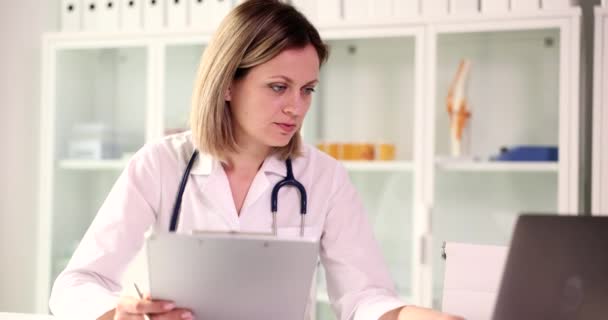 Arzt Untersucht Medizinische Dokumente Arbeitsplatz Der Klinik Medizinische Gesundheitsdiagnostik — Stockvideo