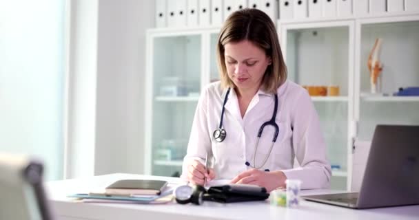 Invita Doctora Consultorio Para Consultas Servicios Médicos Seguros — Vídeos de Stock