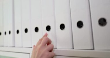 Sekreter ya da hemşire dolaptaki belgelerle birlikte iş dosyalarını çıkarır. Belgelendirme ve arşiv kavramı