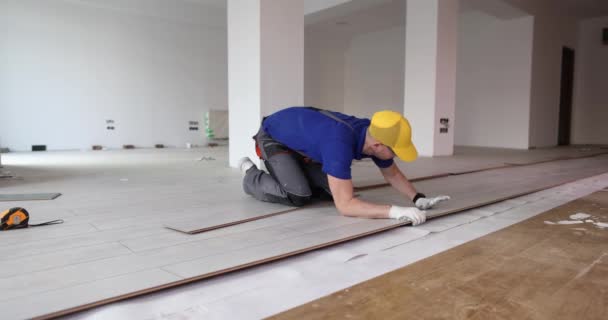 Master Man Flooring Lays New Laminate Concept Rules Laying Laminate — Stock Video