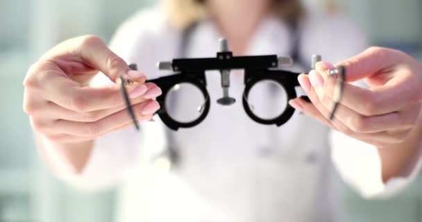 Optometrist Hält Rahmen Für Die Auswahl Der Linsen Nahaufnahme Augenärztliche — Stockvideo