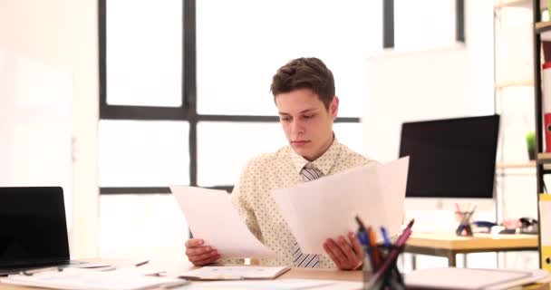 Junge Männliche Praktikanten Studieren Dokumente Büro Offensiver Typ Wird Firma — Stockvideo