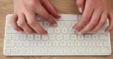 Çevrimiçi iş eğitimi programlama ve bilgisayar kullanımı. Klavyede yazı yazan kadın ellerinin yakınlaşması