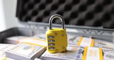 Çantanın içinde numaralar ve dolarlarla kilitle. Şifre ve güvenli para depolama ile kombinasyon kilidi