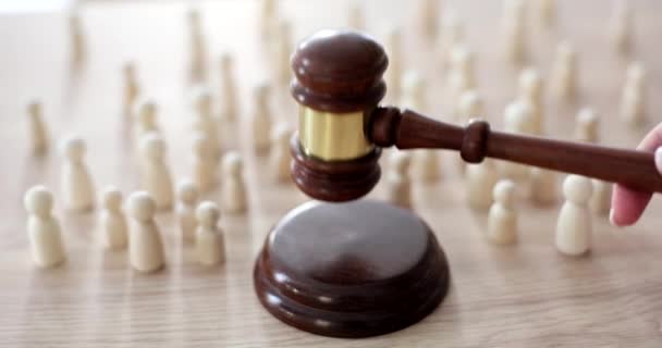 Muitas Pessoas Figurinhas Juiz Bate Martelo Leis Conceito Tribunal — Vídeo de Stock