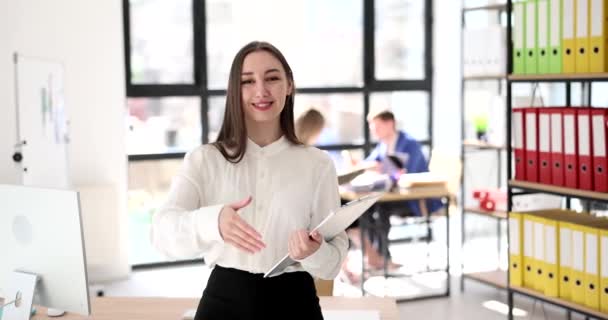 笑顔の女子学生コンサルタントは オフィスで挨拶の手を差し伸べています ビジネスコンサルタントと握手のジェスチャー — ストック動画