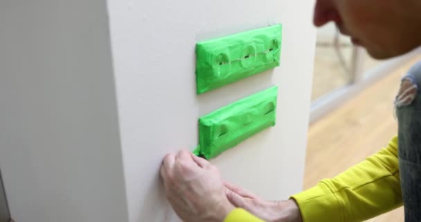 电源插座在修理过程中用绿色胶带密封 电防震 — 图库视频影像