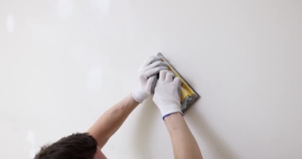 Handschleifwand Mit Schleifpapier Auf Weißer Wand Schleifwerkzeuge Und Selbermachen — Stockvideo
