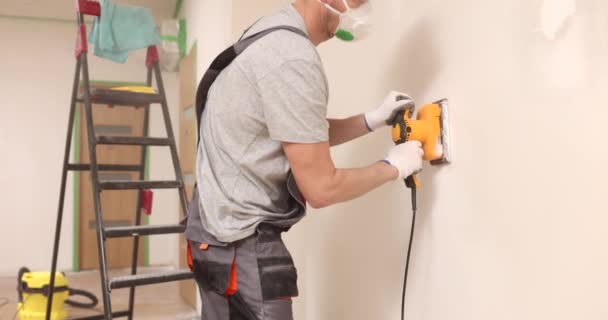 Builder Technicians Use Manual Polishing Machine Polish Cement Wall Interior — Stock Video