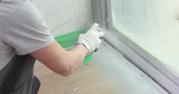 Der Bauarbeiter Streicht Eine Fensterschicht Mit Weißer Sprühfarbe Merkmale Der — Stockvideo