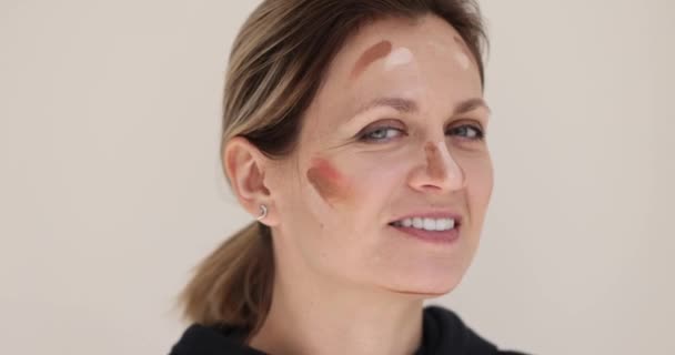 Maquillaje Rostro Femenino Contorno Maquillaje Brillante Contorno Facial Elección Base — Vídeos de Stock