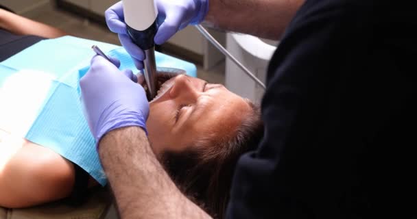 牙科医生给病人的牙齿充填了治疗性的小特写 安装假牙植入物和假牙 — 图库视频影像
