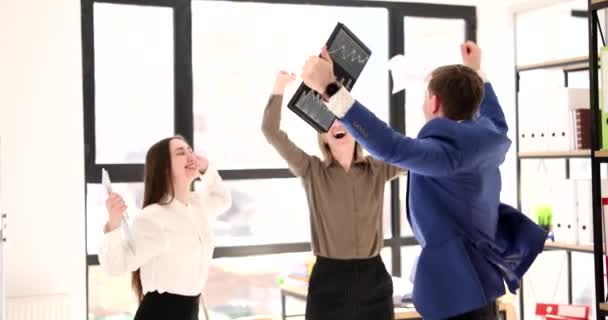 Gente Negocios Regocijándose Bailando Oficina Trabajo Película Cámara Lenta Concepto — Vídeos de Stock
