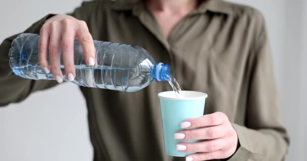 Vrouw Gieten Mineraalwater Uit Plastic Fles Glas Close Film Slow — Stockvideo