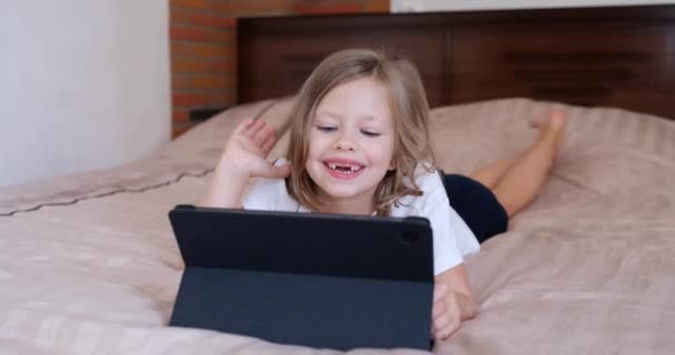 행복하게 미소짓는 아이가 태블릿 화면에서 흔들며 비디오 통화를 있습니다 친구들의 — 비디오