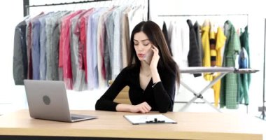 Kadın terzi cep telefonlu 4K filmle uzaktan sipariş alıyor. Terzilik hizmeti kavramı