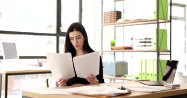 İşkadını müdürü belgeleri inceliyor ve 4K filmlerini çöpe atıyor. İş konseptinde başarısız çalışma