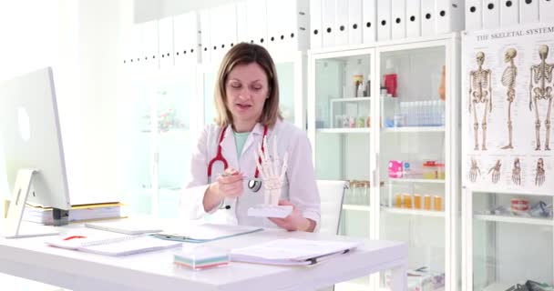 Médecin Traumatologue Montrant Modèle Anatomique Main Humaine Expliquant Structure Dans — Video