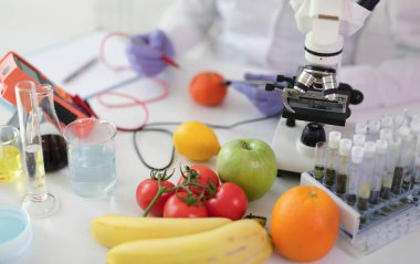 Bilim adamı kimyager, kimya laboratuvarında sebzelerde zehirli maddeler ve meyveler üzerinde çalışıyor. Gıda kalitesi kontrol nitrat içeriği kavramı
