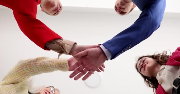 Ortaklarından Oluşan Bir Ekip Alttaki Filmdeki Ağır Çekimde Ellerini Birleştiriyor — Stok video