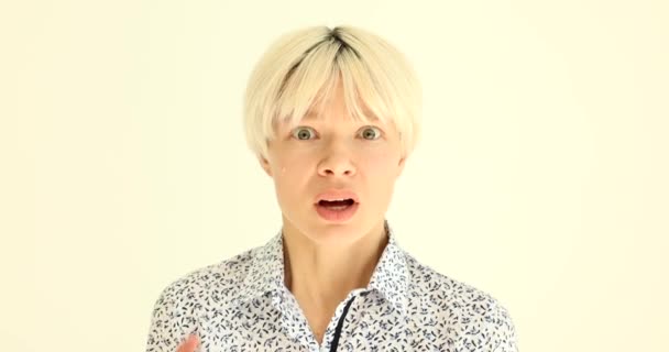 Portrét Mladé Vystrašené Blondýny Bílém Pozadí Film Zpomalení Strach Horor — Stock video