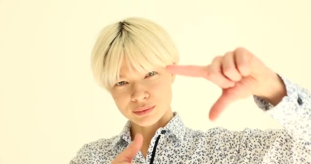 Jonge Blonde Vrouw Toont Vingers Selfie Fotolijstje Film Slow Motion — Stockvideo
