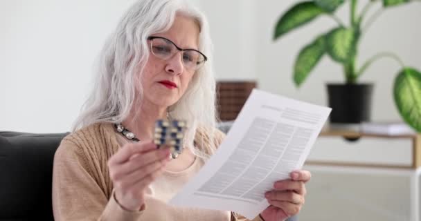 Mujer Edad Avanzada Gafas Instrucciones Lectura Para Película Drogas Cámara — Vídeos de Stock