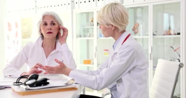 Doctor Talking Elderly Patient Woman Poor Hearing Clinic Movie Slow — Stock Video
