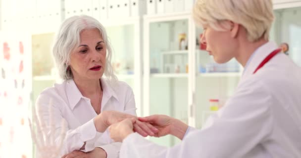 Dokter Reumatoloog Onderzoekt Gewrichten Van Handen Van Oudere Vrouw Patiënt — Stockvideo
