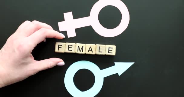 Handwechselnde Buchstaben Wort Weiblich Männlich Der Nähe Des Geschlechtssymbols Nahaufnahme — Stockvideo