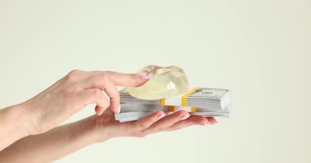 Donna Mano Tenendo Molti Soldi Dollari Protesi Mammarie Silicone Primo — Video Stock