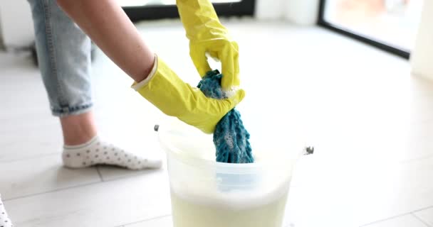 Hausfrau Gummihandschuhen Die Hause Wasser Vom Lappen Auf Den Wischboden — Stockvideo