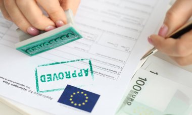 Avrupa Birliği 'ne seyahat vizesinin onaylanması, bir büyükelçilik çalışanı damgalar. Schengen vizesi almak