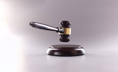 Tahta yargıç tokmak gri arka planda havada. Karar veya açık artırma kavramı