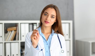 Elinde kalem tutan güzel kadın portresi. Sağlık sigortası konsepti