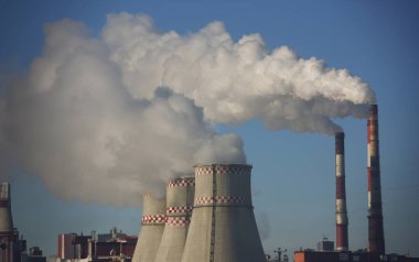 Büyük boruları duman ve buharla çalışan gaz termik santrali. Birleşmiş ısı ve enerji santrali kavramı