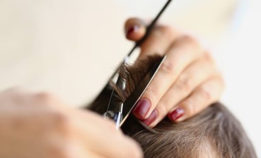 Güzellik salonunda saç kesmek için erkek makası. Erkek stili saç stili konsepti