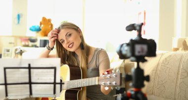Kanepe kayıtlarındaki kadınlar online gitar dersleri alıyorlar. Uzaktan öğrenme müzik ve gitar çalma kavramı