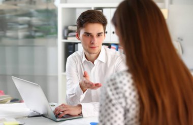Genç yönetici danışmanı iş projesini bayan meslektaşına açıklıyor. İletişim işadamları iş yeri kavramı