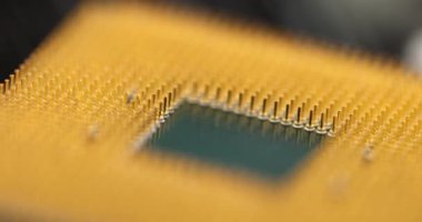 Altın mikroişlemci bilgisayar parçaları 4K film yavaş çekim. Bilgisayar donanımı ve elektronik konseptinin onarımı