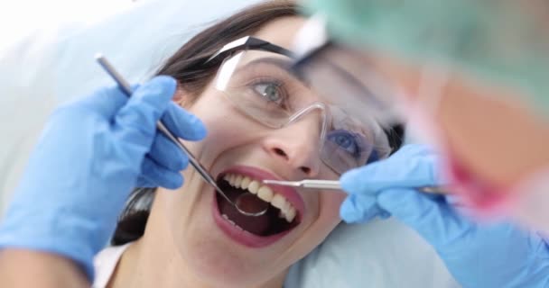 用4K薄膜慢动作钢制仪器检查女病人的牙齿 每年的牙科检查概念 — 图库视频影像
