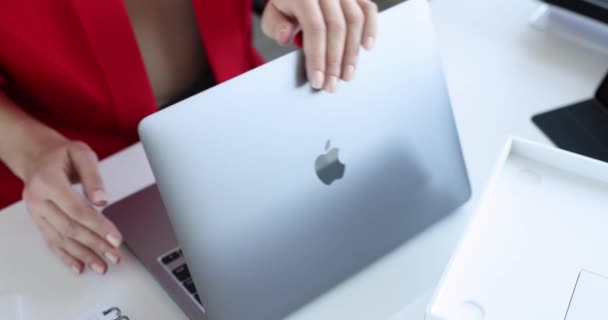 Minsk Belarus Kasım 2021 Kadın Yeni Dizüstü Bilgisayar Apple Macbook — Stok video