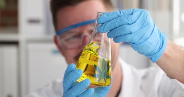 Hombre Científico Químico Sacudiendo Aceite Marihuana Amarilla Frasco Película Cámara — Vídeos de Stock