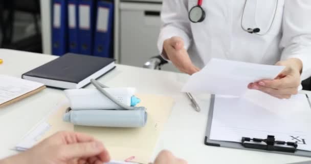 Médico Escrevendo Receita Médica Dando Garrafa Extrato Maconha Para Paciente — Vídeo de Stock